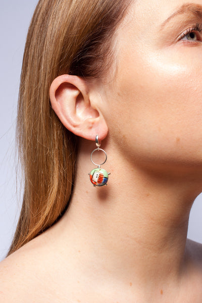 BON BON Colorful long silver earrings with luster lines