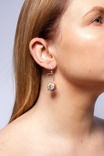 BON BON Colorful long silver earrings with luster lines