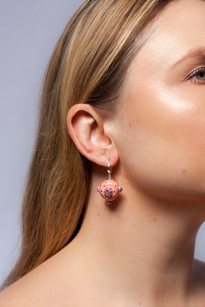 Purpuriniai ir rožiniai kabantys gėlių auskarai su aukso ir perlų blizgesiu