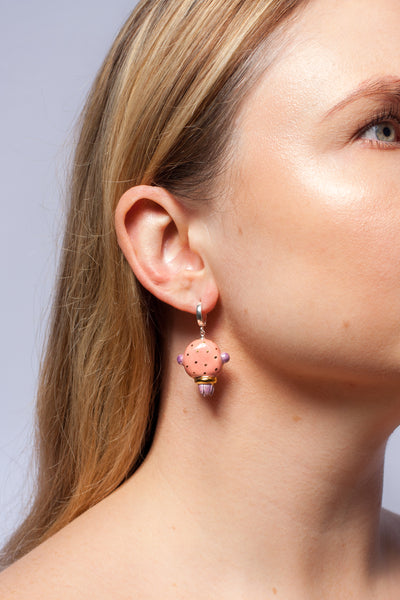 Purpuriniai ir rožiniai kabantys gėlių auskarai su aukso ir perlų blizgesiu