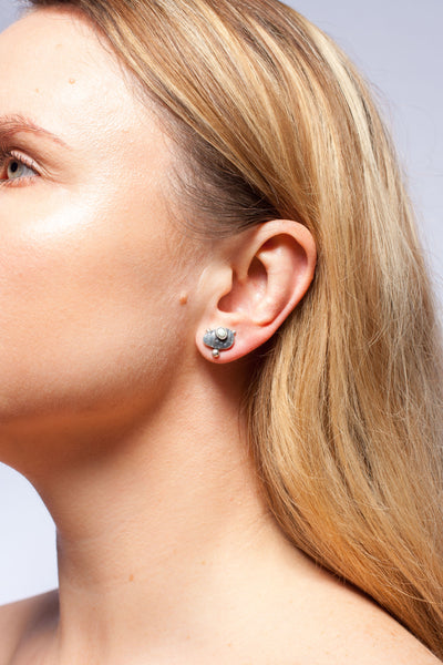 Dažādi oksidēti sudraba auskari ar zilu keramiku