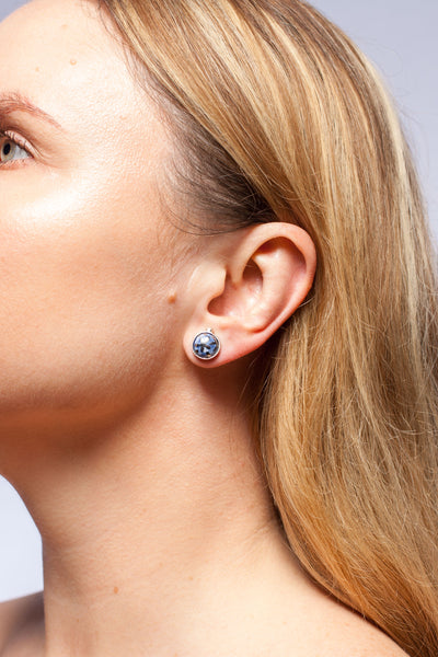 Mėlyni apvalūs auskarai su platinos ir aukso blizgesiu