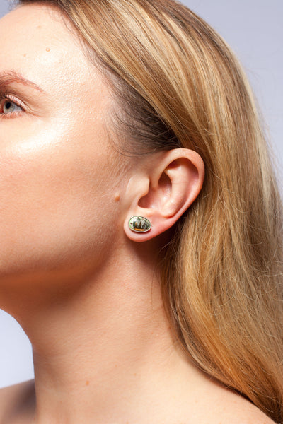 Žalios spalvos auskarai su dviem auksinėmis karūnomis