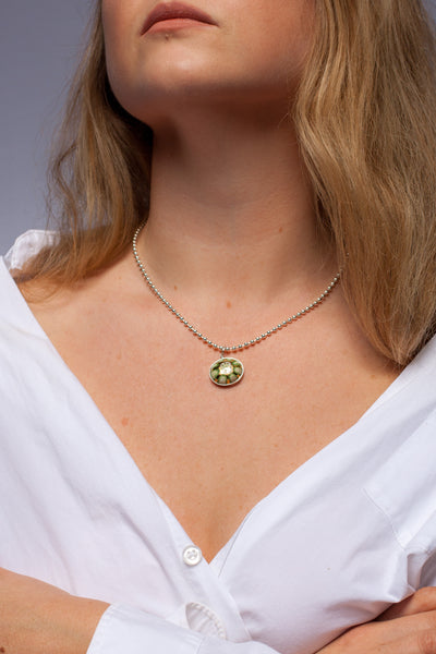 Žalias ir aukso spalvos apvalus pakabukas