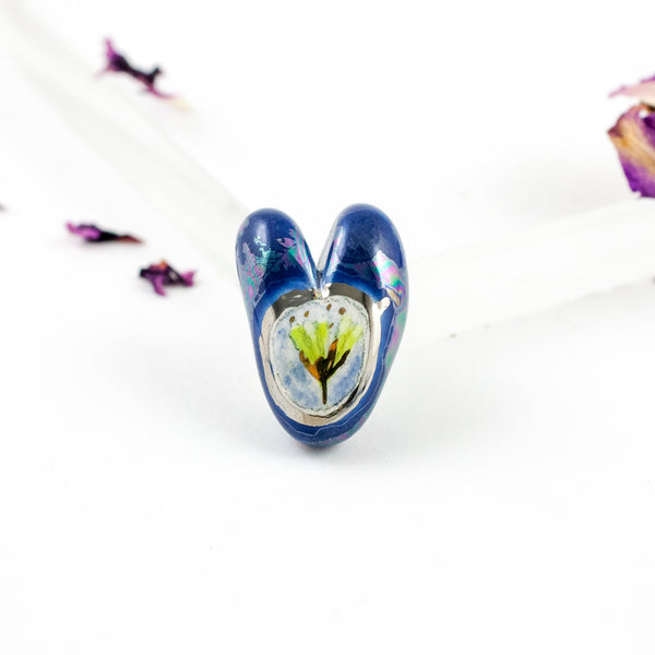 Šviesiai ir tamsiai mėlynų spalvų širdelės formos sagė su gėle