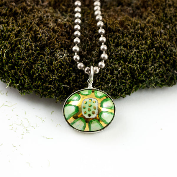 Žalias ir aukso spalvos apvalus pakabukas