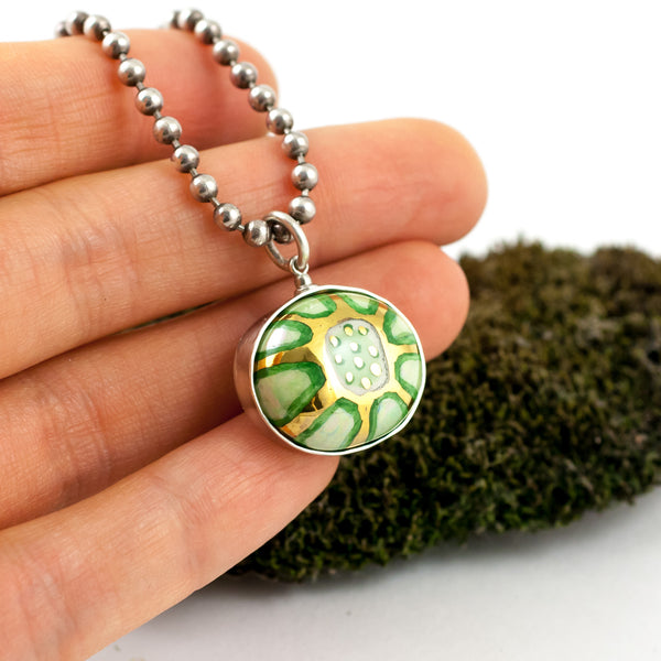 Žalias ir aukso spalvos apvalus pakabukas