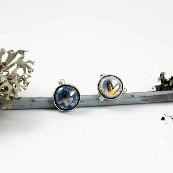 Mėlyni apvalūs auskarai su platinos ir aukso blizgesiu