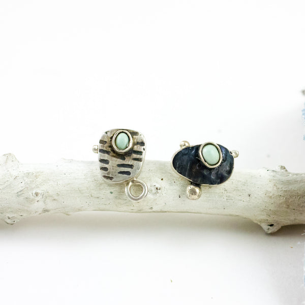 Dažādi oksidēti sudraba auskari ar zilu keramiku