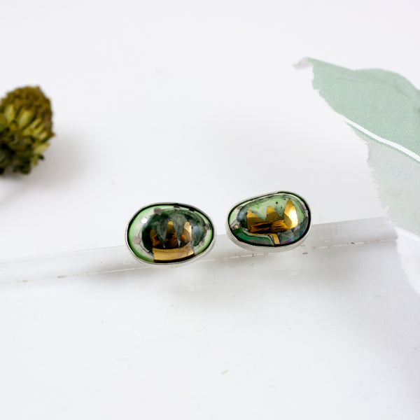 Žalios spalvos auskarai su dviem auksinėmis karūnomis