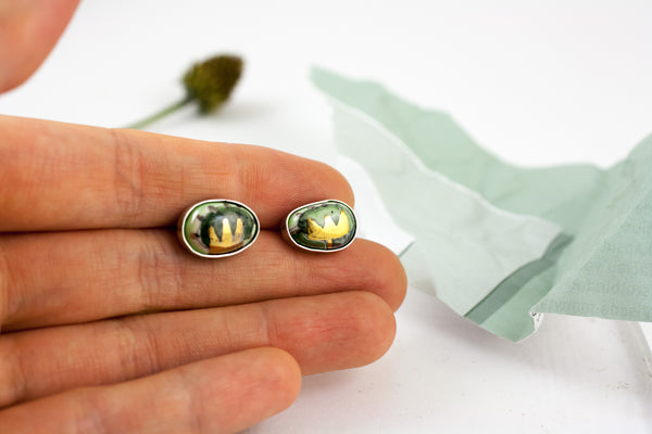 Žalios spalvos auskarai su dviem auksinėmis karūnomis