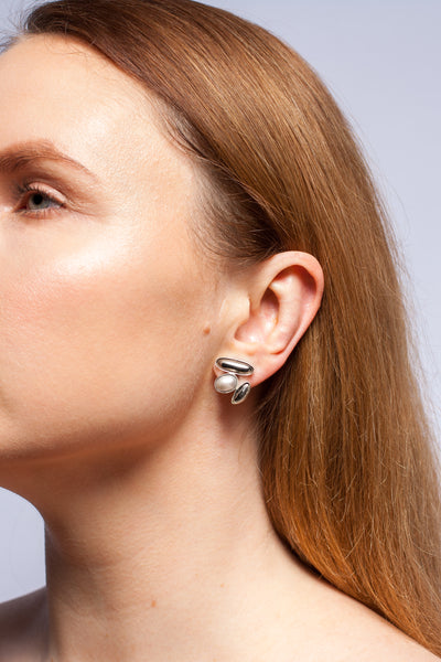 Oval shaped earrings with pearls and platinum luster