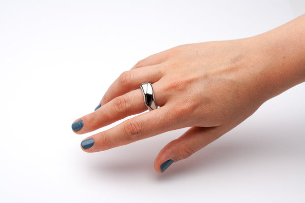 17 izmēra keramiskais gredzens Atropos