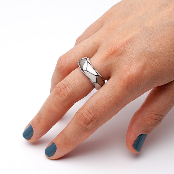 17 izmēra keramiskais gredzens Atropos