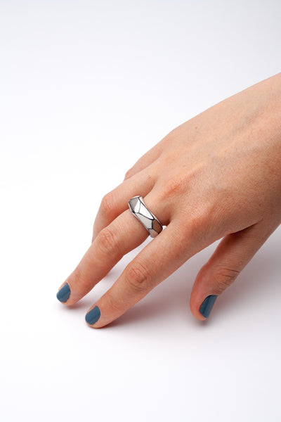 17 izmēra keramiskais gredzens Atropos