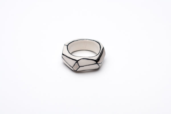 17 izmēra keramiskais gredzens Atropos