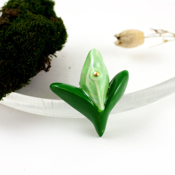 Šviesiai ir tamsiai žalios spalvos organinė sagė