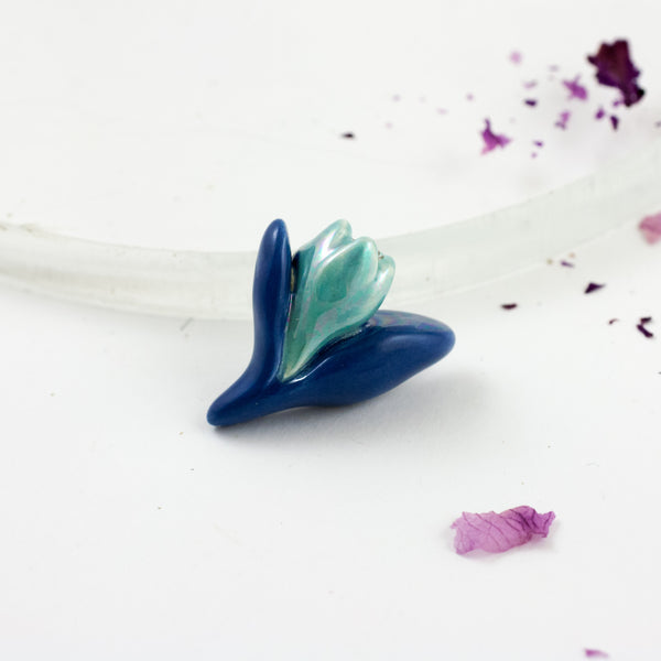 Zilas krāsas ziedu pumpuru keramikas broša ar pērļu spīdumu