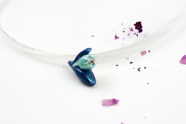 Zilas krāsas ziedu pumpuru keramikas broša ar pērļu spīdumu