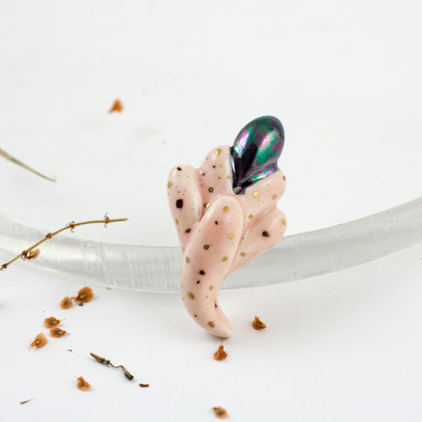 Rožinės ir mėlynos spalvos gėlės pumpuro sagė su perlo blizgesiu