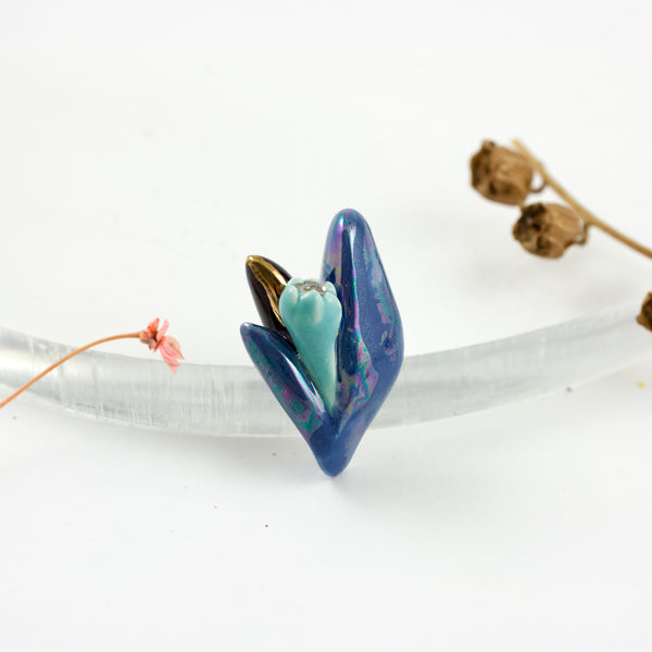 Mėlyna gėlės formos keramikos sagė, dekoruota liustrais