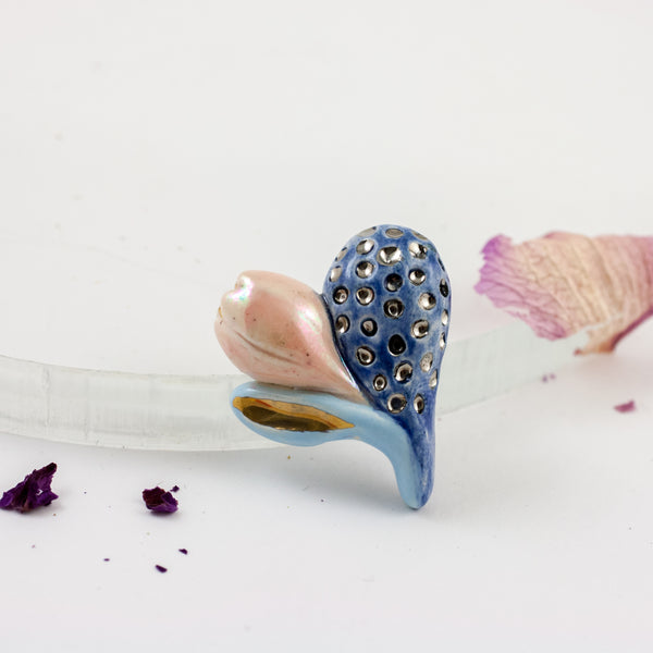 Zilas un sarkanas krāsas ziedu broša ar punktiņiem