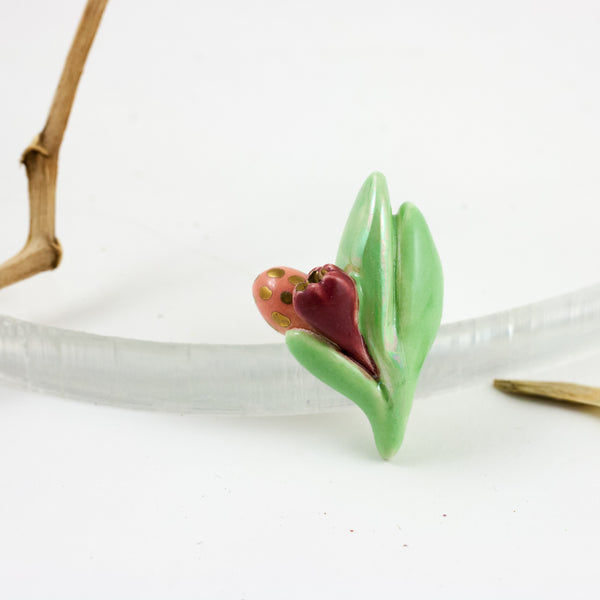 Šviesiai žalios ir bordo spalvos sagė su aukso blizgesio taškeliais