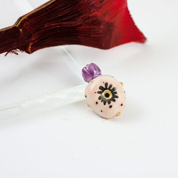 Rožinės ir violetinės spalvos sagė su aukso ir platinos blizgesiu