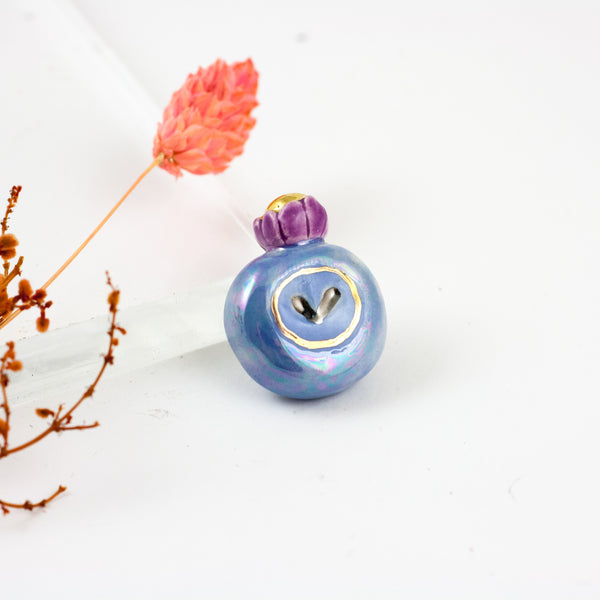 Mėlyna ir violetinė keramikos sagė su platinos blizgesio širdele