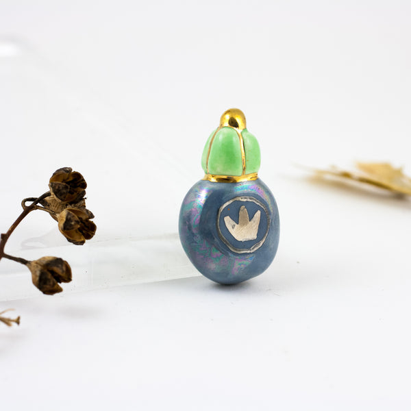 Mėlynos ir žalios spalvos sagė su platinos karūna