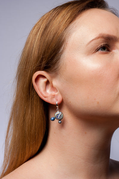 Zili piekaramie auskari BON BON, dekorēti ar punktiņiem un līnijām