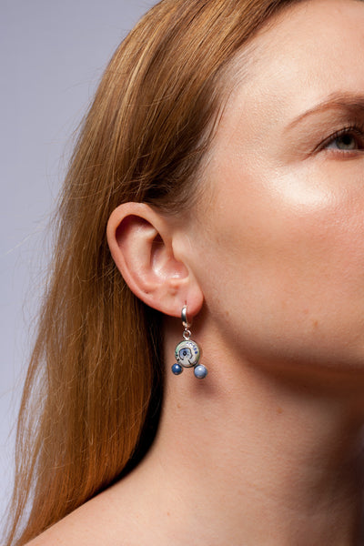 Zili piekaramie auskari BON BON, dekorēti ar punktiņiem un līnijām