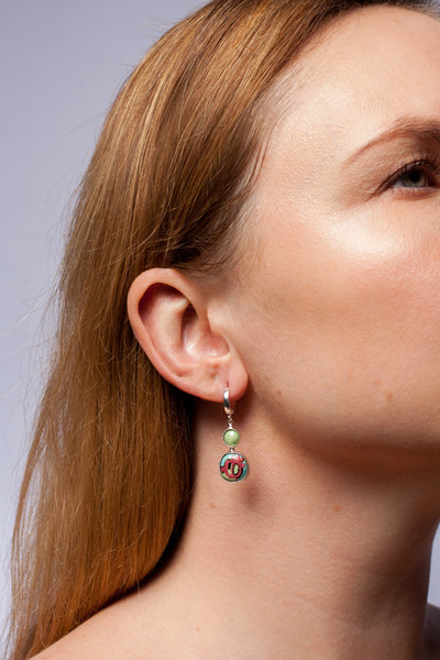 Krāsains viegls piekaramais auskars