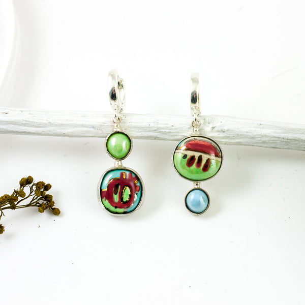 Krāsains viegls piekaramais auskars