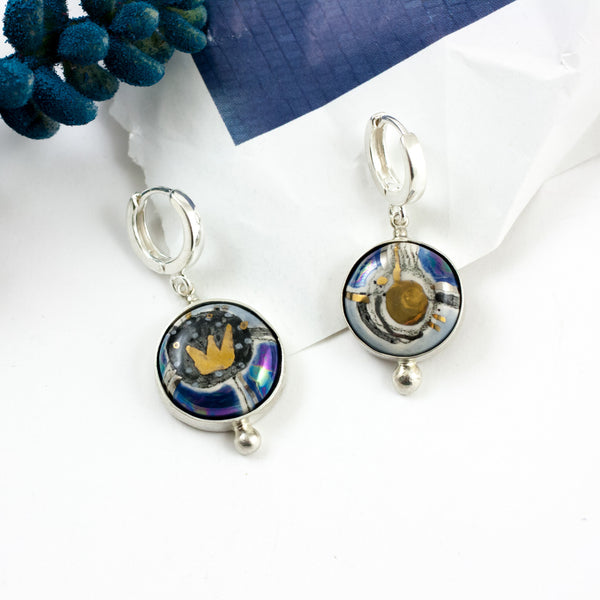 BON BON tumši plīvojoši auskari, ko rotā zelta kronis