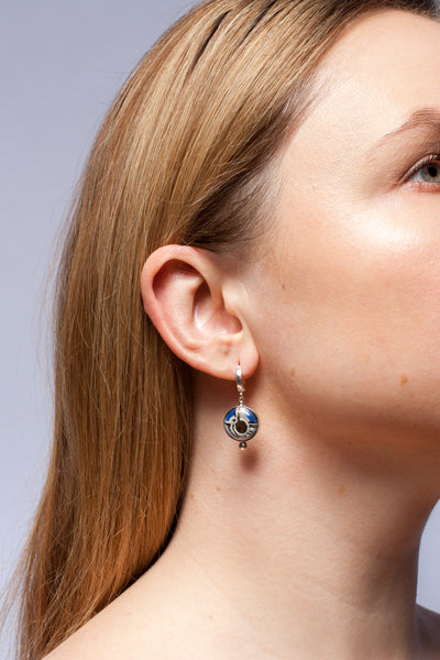 BON BON tumši plīvojoši auskari, ko rotā zelta kronis