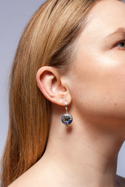 BON BON tumši plīvojoši auskari, ko rotā zelta kronis