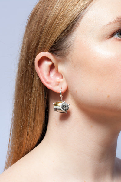 Kabantys auskarai su platinos ir aukso žvilgesiu