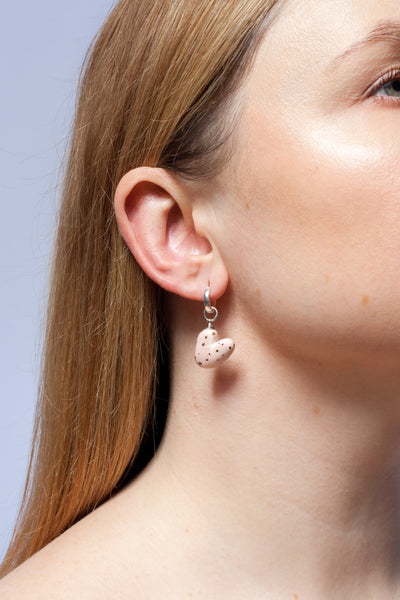 Rožinės spalvos širdies formos auskarai su auksiniais taškeliais