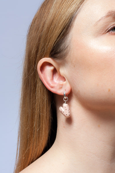 Rožinės spalvos širdies formos auskarai su auksiniais taškeliais