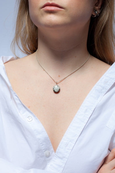 Mažytis keraminis pakabukas su platinine širdele ABSTRACT