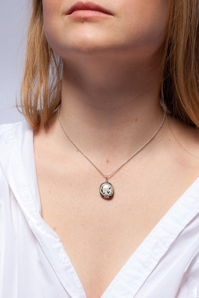 Mini keramikas kulons ar mazām platīna sirsniņām