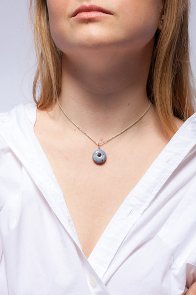 Mini keramikos ovalo formos pakabukas su platinos taškeliais