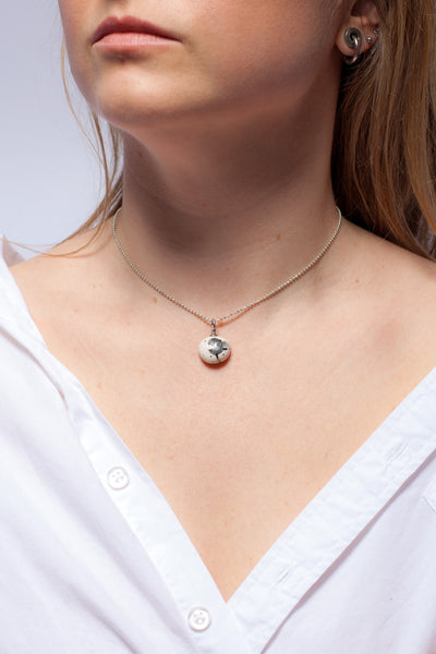 Neliels ovāls keramikas kulons ar grafisku ABSTRACT zīmējumu