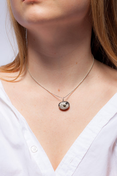 Mini keramikas kulons ar nelielu zelta kroni