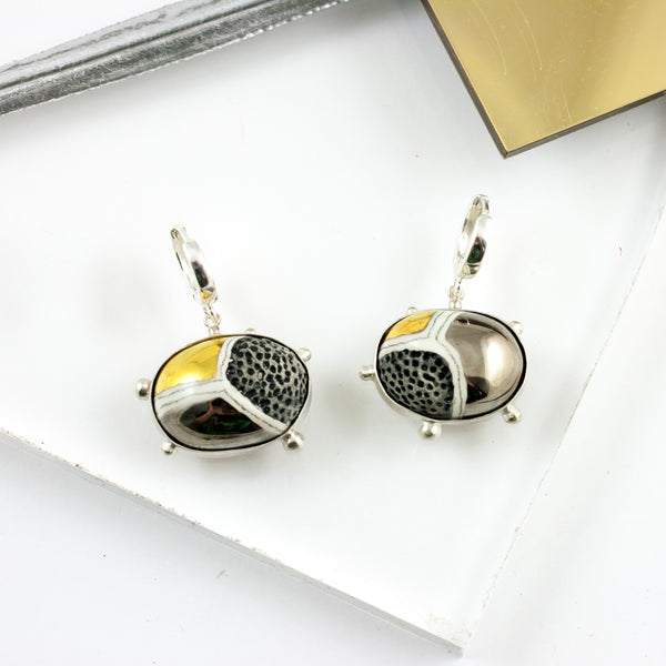 Kabantys auskarai su platinos ir aukso žvilgesiu