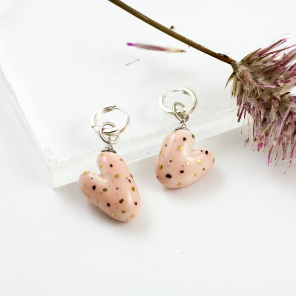 Rožinės spalvos širdies formos auskarai su auksiniais taškeliais