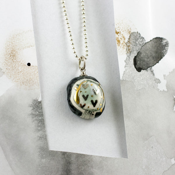 Mini keramikas kulons ar mazām platīna sirsniņām