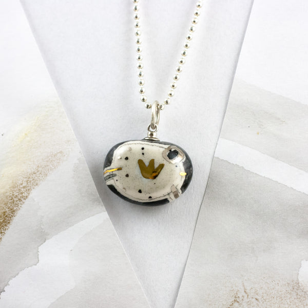 Mini keramikas kulons ar nelielu zelta kroni