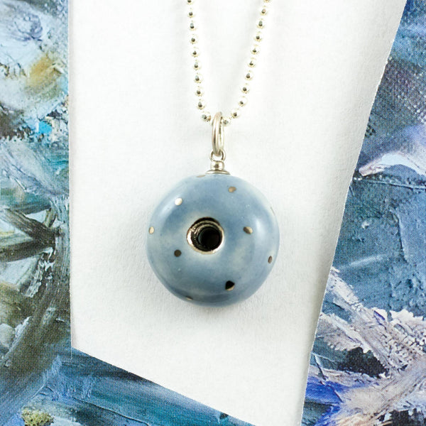 Mini keramikos ovalo formos pakabukas su platinos taškeliais